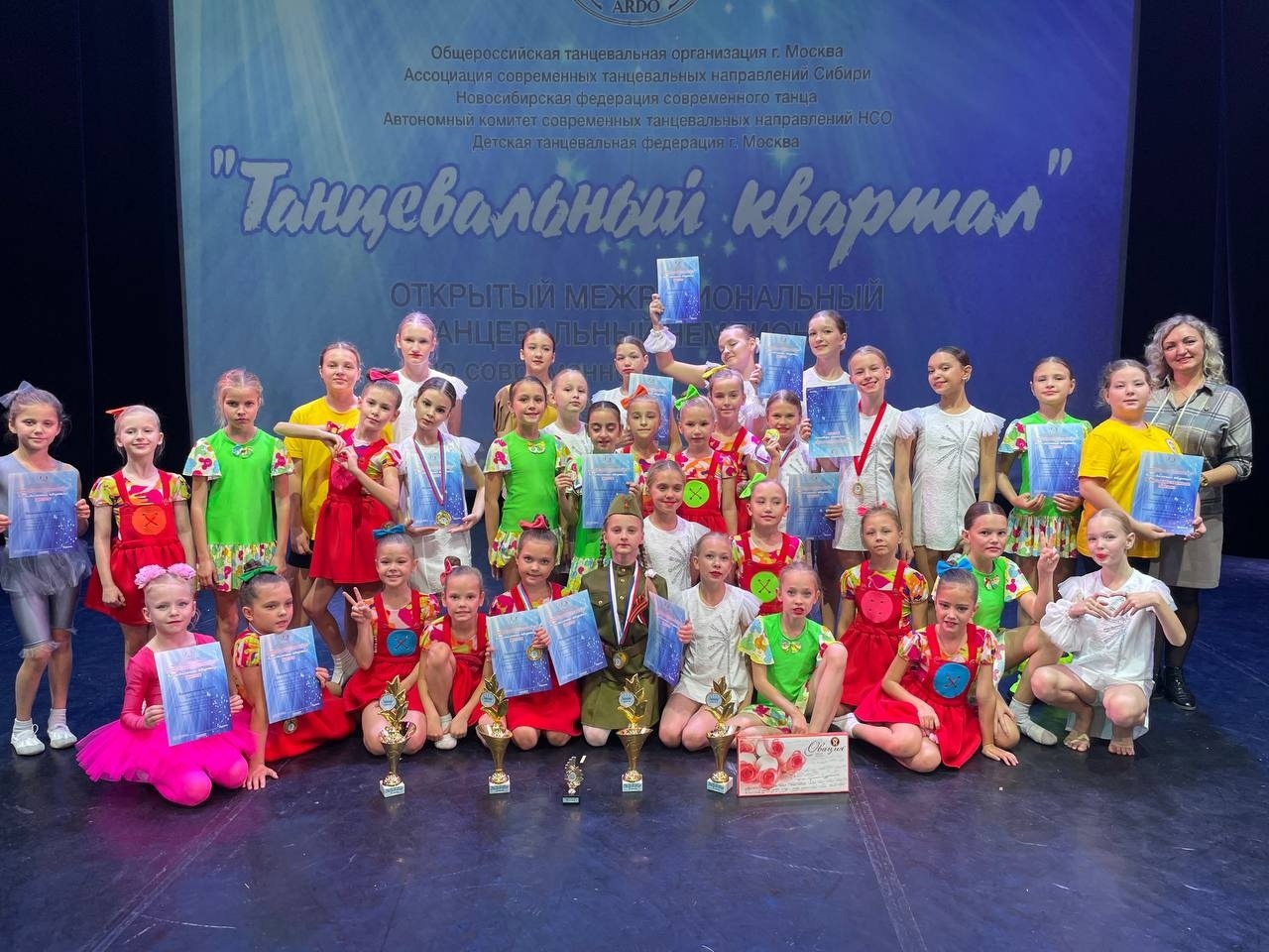Поздравлем ансамблль "Карусель" Поздравлем ансамблль "Карусель"