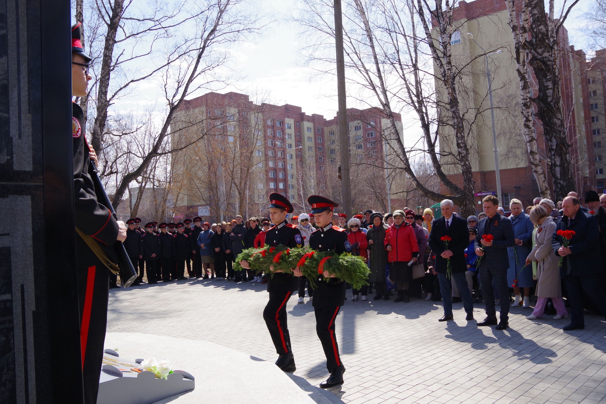 В "Сквере Мира" прошел торжественный митинг В "Сквере Мира" прошел торжественный митинг